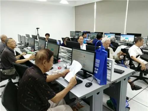 吳中區(qū)圖書館第12期“愛老扶老”公益培訓(xùn)活動 助老年讀者輕松玩轉(zhuǎn)電腦與手機(jī)